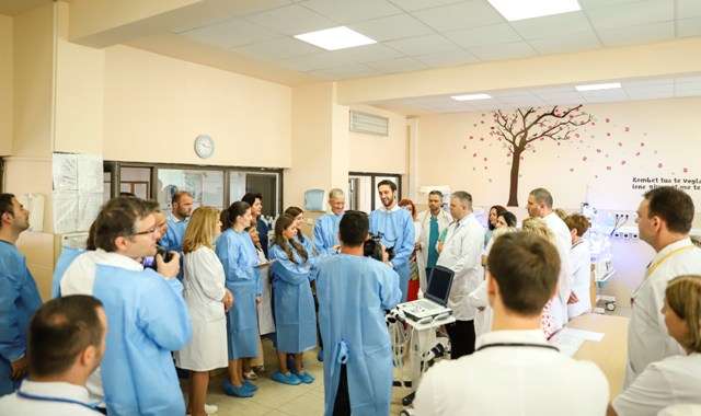 Neonatologjia bëhet me ultrazë për ekzaminim të foshnjave