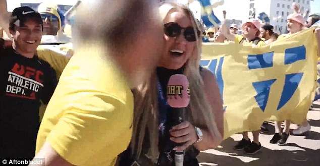 Gazetaren suedeze e puthin gjatë transmetimit live (VIDEO)