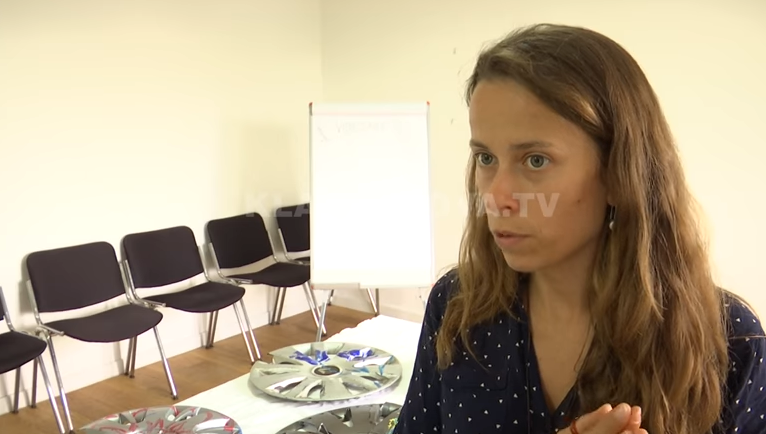 Kosovarja sjell ekspozitë nga rrugëtimi i ikjes (VIDEO)