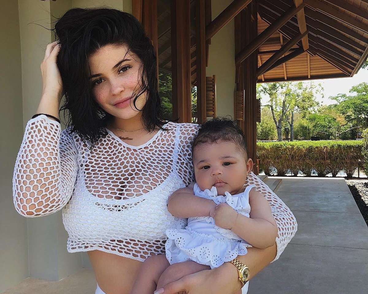 Kylie Jenner e kënaqur me dhuratat e së bijës