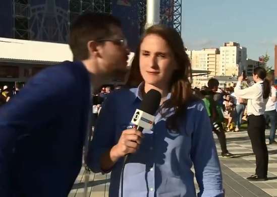 Nervozohet gazetarja pasi fansi tenton ta puthë (VIDEO)