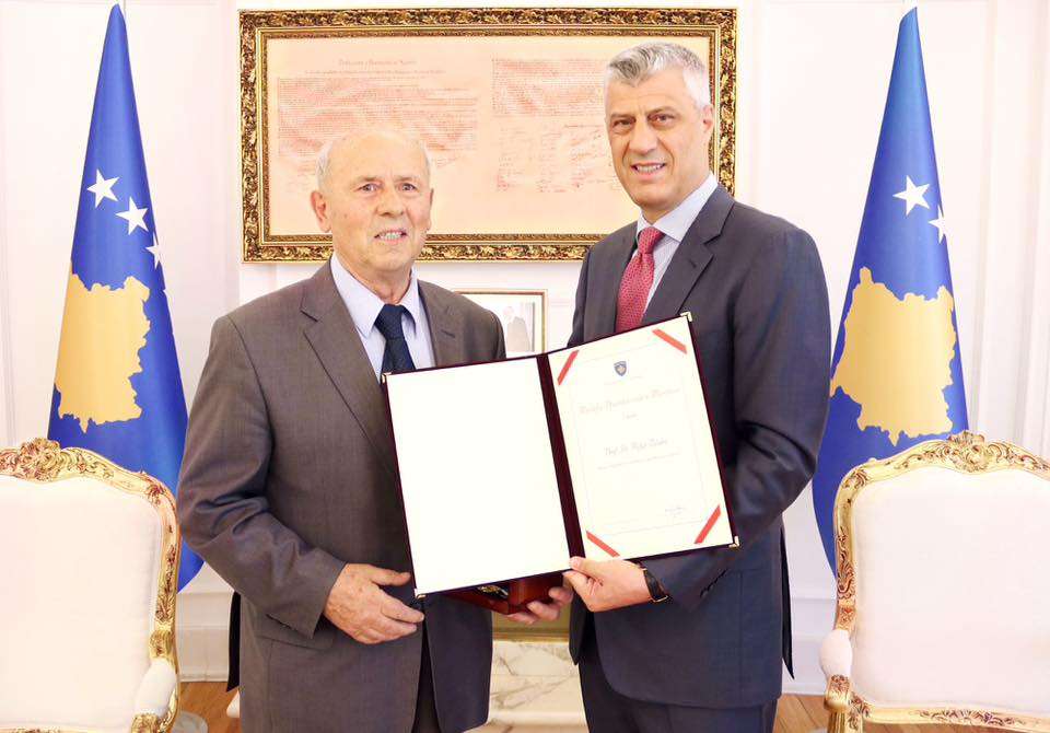 Thaçi dekoron edhe dy personalitete (FOTO)