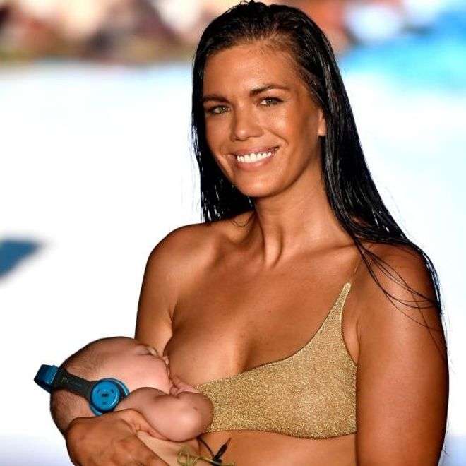 Modelja nga Miami në pasarelë ushqen foshnjën me gji (VIDEO)