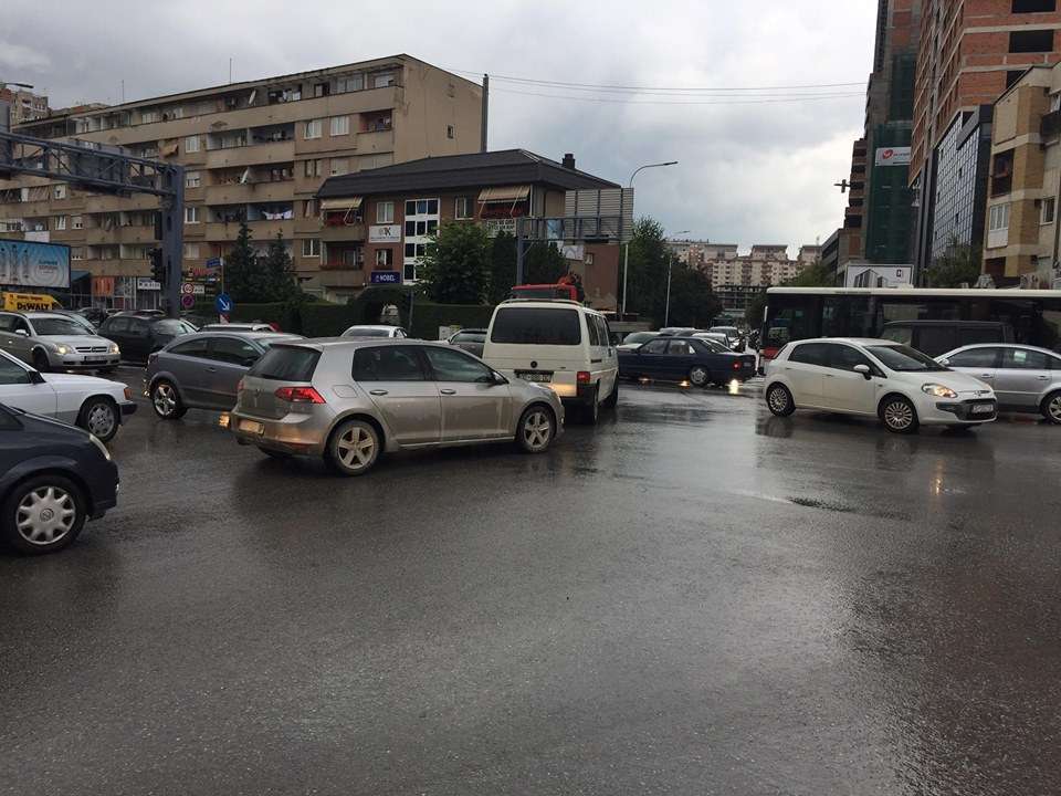 Semaforët dalin jashtë funksionit, bllokohet zona e Dardanisë në kryeqytet (FOTO)