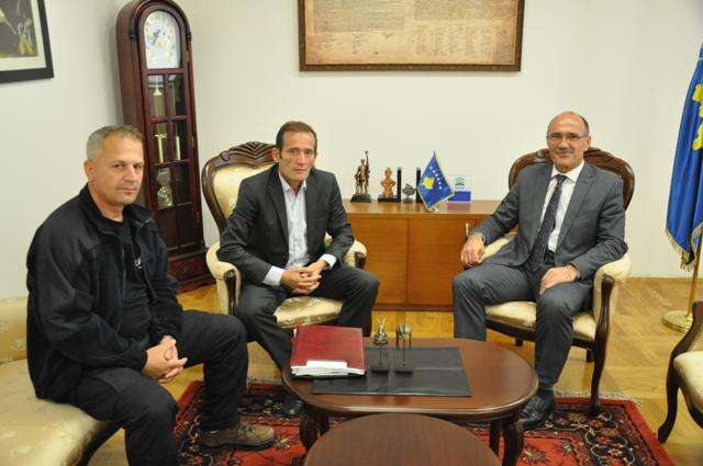 Gashi takon përfaqësuesit e sindikatës së zjarrfikësve