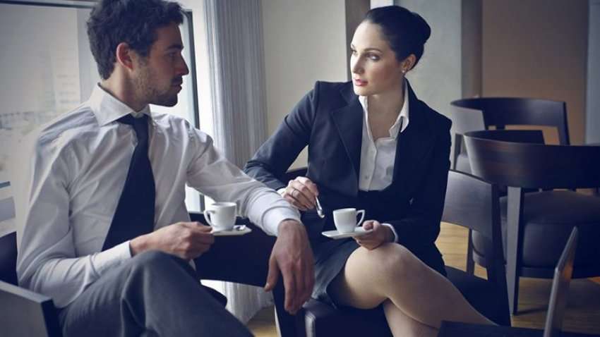 E thotë shkenca: Të flirtosh me kolegët - largon stresin