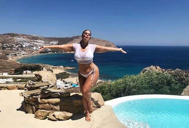 Bikinet që po i veshin yjet