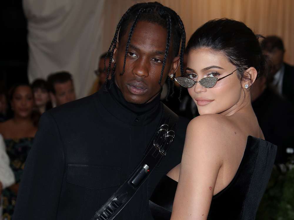 Travis Scott i blen të dashurës veturë në vlerë të 400 mijë dollarëve