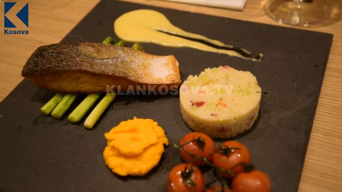Kështu përgatitet salmoni me kuskus (VIDEO)