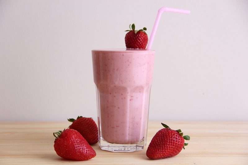 Shtoni në mëngjesin tuaj edhe smoothie me luleshtrydhe!
