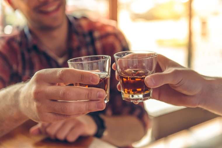 Duhani dhe alkooli dëmtojnë arteriet e adoleshentëve