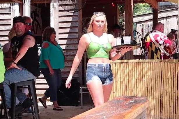 Kamarierja u shërben klientëve lakuriq (FOTO 18+)
