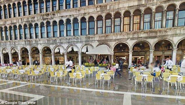 Në një kafene në Venecia, nëse pini kafe jashtë paguani 10 euro më shumë
