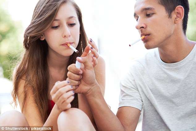 Gjasat për duhanpirje janë më të mëdha tek adoleshentët
