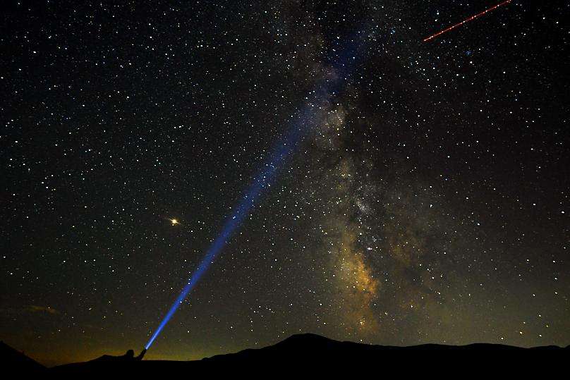 Meteori që ndriçoi qiellin mbi Evropë (FOTO)