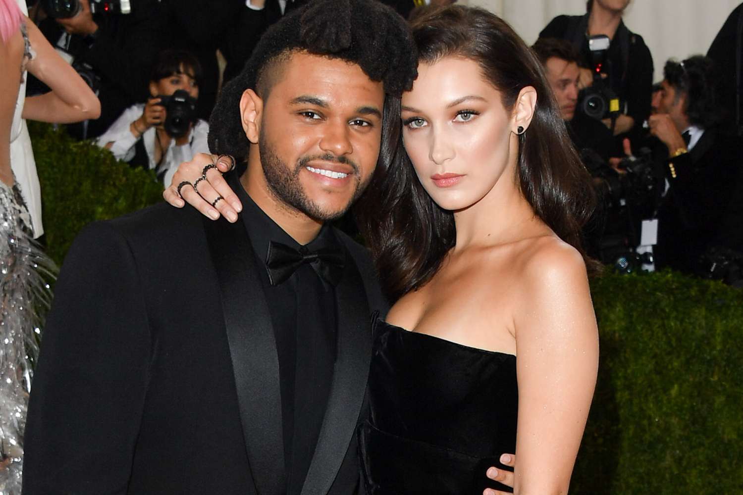 Bella Hadid dhe The Weeknd shkëmbejnë puthje pasionante (FOTO)