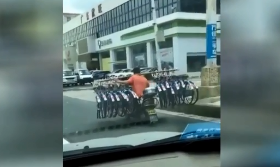 Një person bartë 16 biçikleta me skuter (VIDEO)