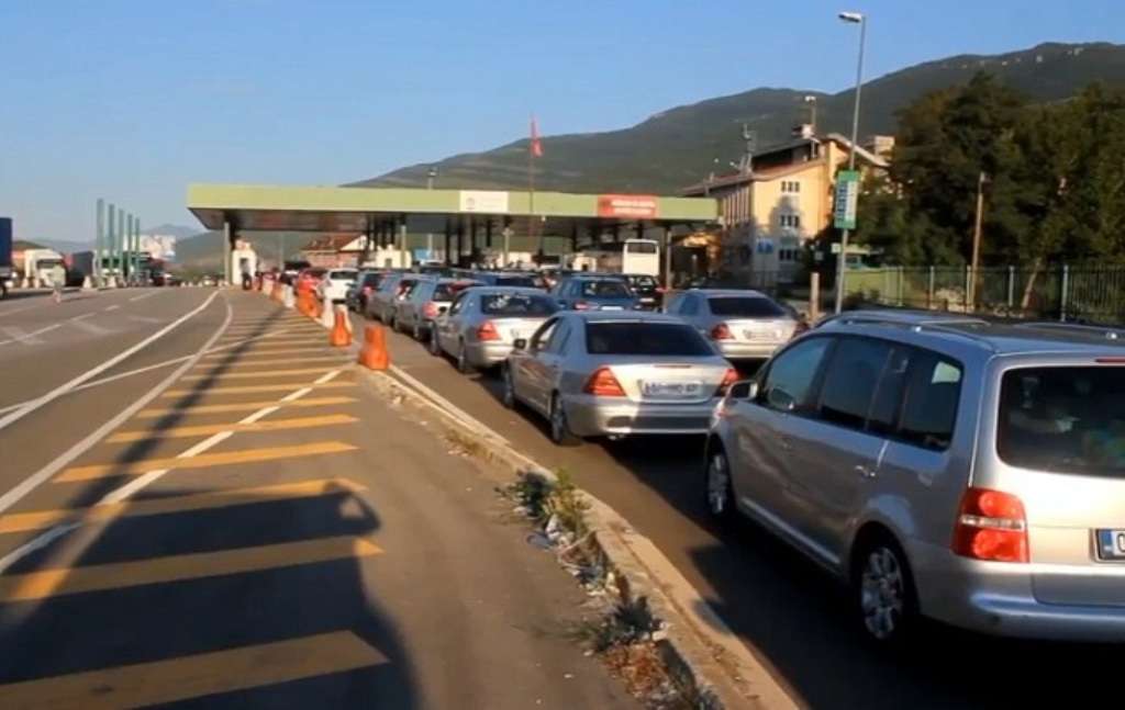 Pushuesit nga Kosova "bllokojnë" Shqipërinë (VIDEO)