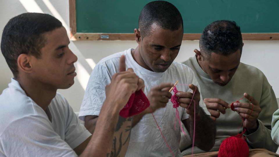Të burgosurit brazilianë mësojnë si të qëndisin (VIDEO)