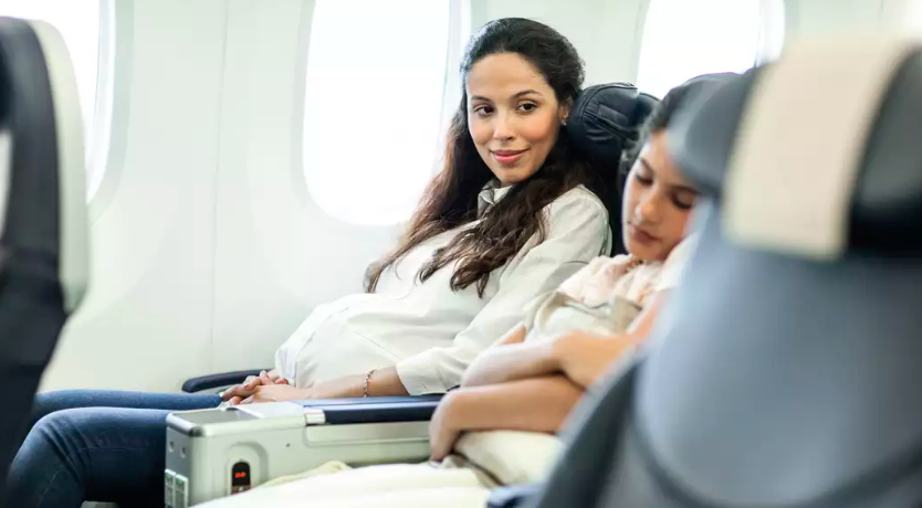 Deri kur mund të udhëtojnë shtatzënat me avion?