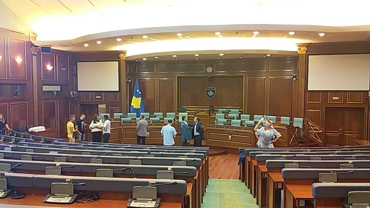 Pak deputetë presin bashkatdhetarët