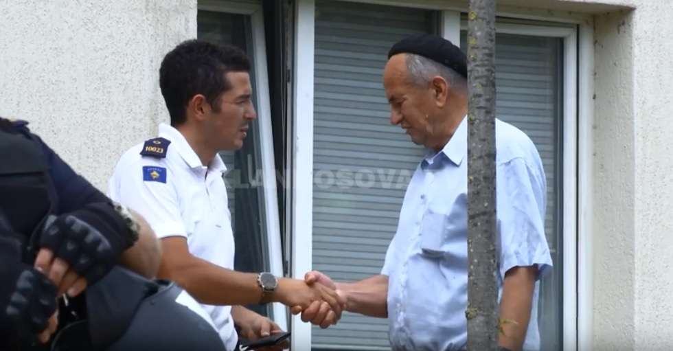 I moshuari gjen kuletën, e dërgon në polici (VIDEO)
