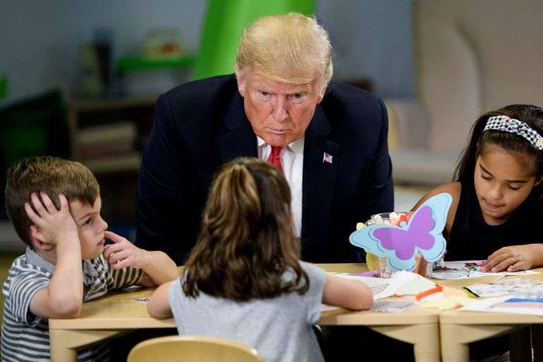 Presidenti Trump nuk i di ngjyrat e flamurit amerikan, e ngjyrosi atë gabim