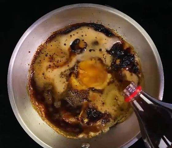 Përdorimet e çuditshme të Coca-Colës (VIDEO)