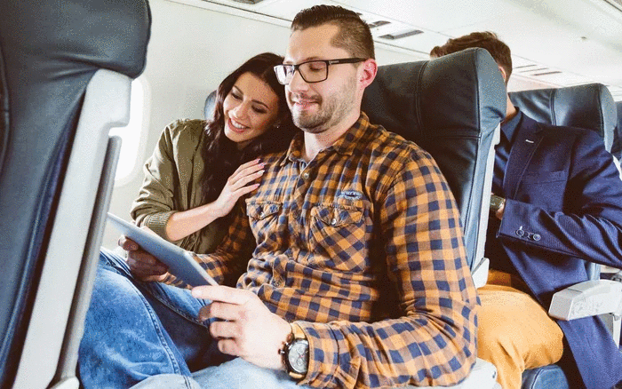 Një në çdo 50 udhëtarë gjen dashurinë e jetës në avion