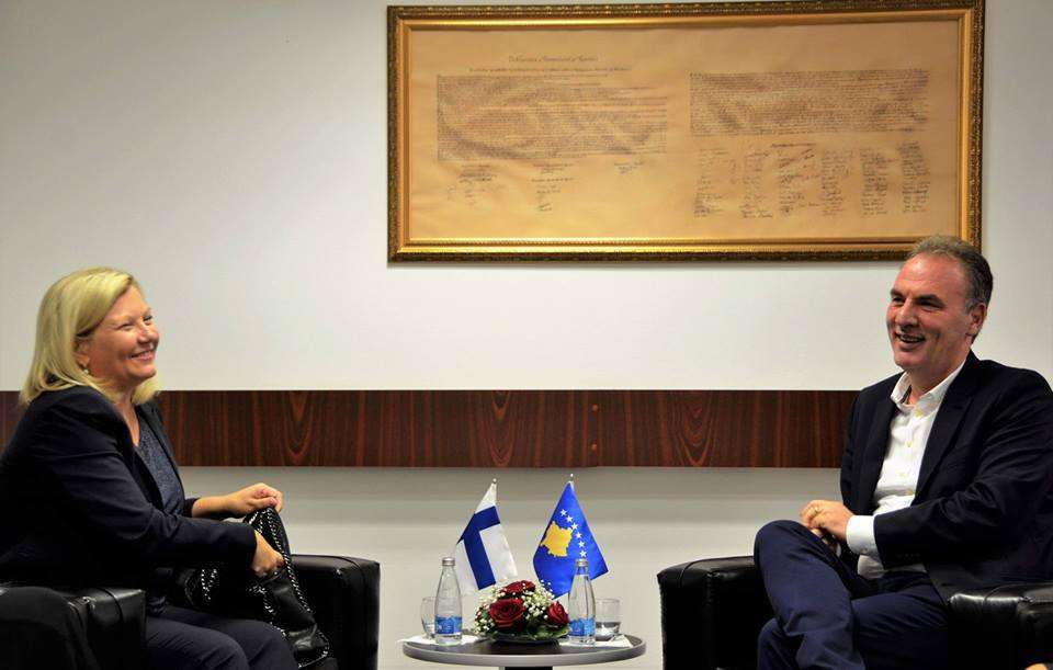 Limaj takon ambasadoren e Finlandës, flasin për dialogun