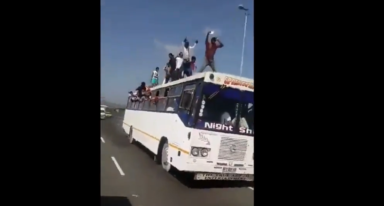 ''Party bus'' dhe pasagjerët e çuditshëm! (VIDEO)