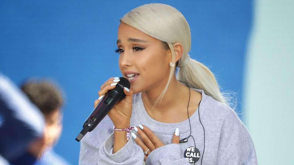 Ariana Grande shfaqet me unazë në gisht
