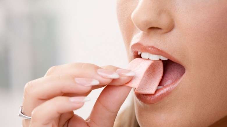 Asnjëherë mos përtypni çamçakëz para seksit!