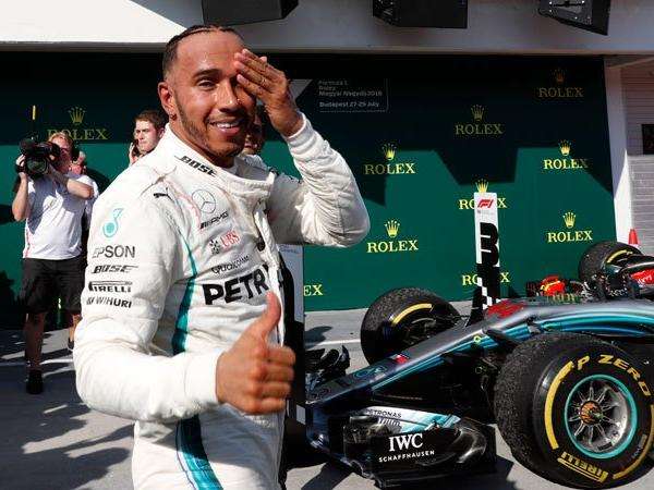 Hamilton triumfon në Rusi