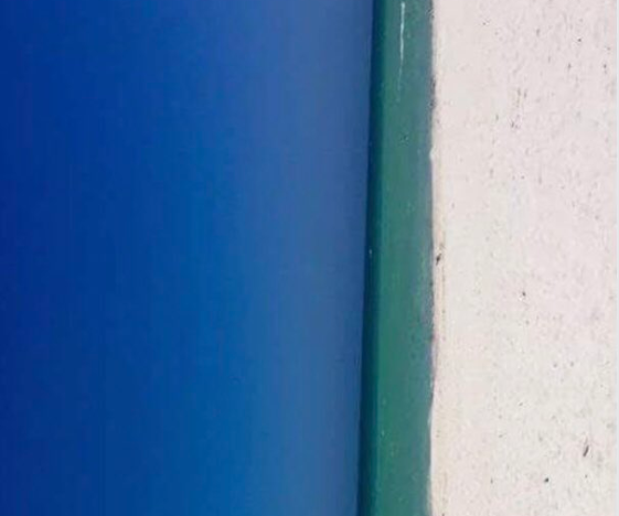 Plazh apo derë? Fotografia që ka bërë konfuz njerëzit