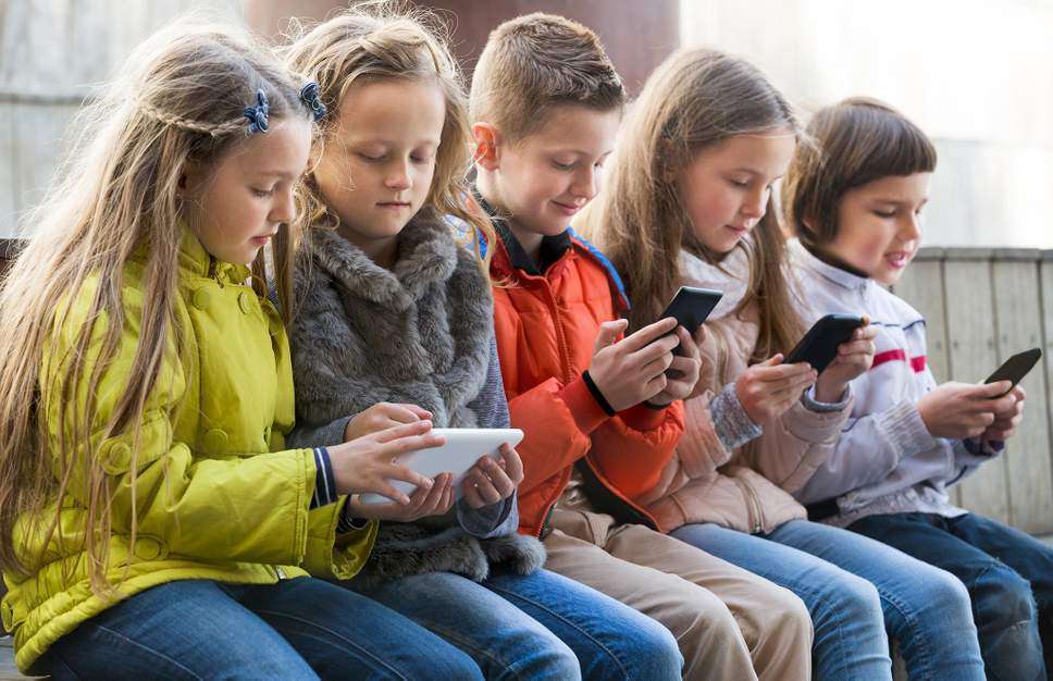 A do t’i ndalojë Gjermania telefonat për fëmijët?