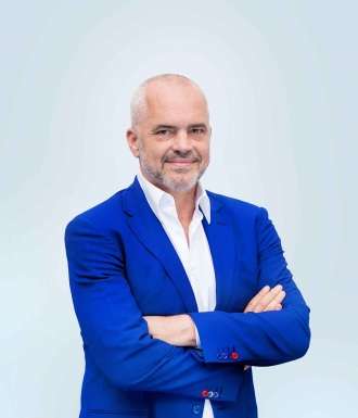 Edi Rama i'u drejtohet fermerëve: Bëhuni pronarë të tokave tuaja