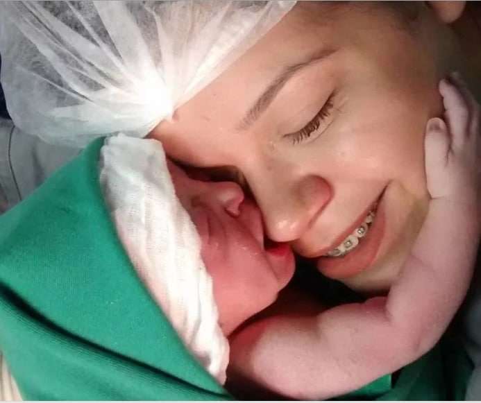 Momenti emocional, i porsalinduri s’do t’i largohet nënës (VIDEO)