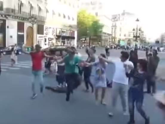 Shqiptarët hedhin vallë në Paris, francezes i filmojnë (VIDEO)