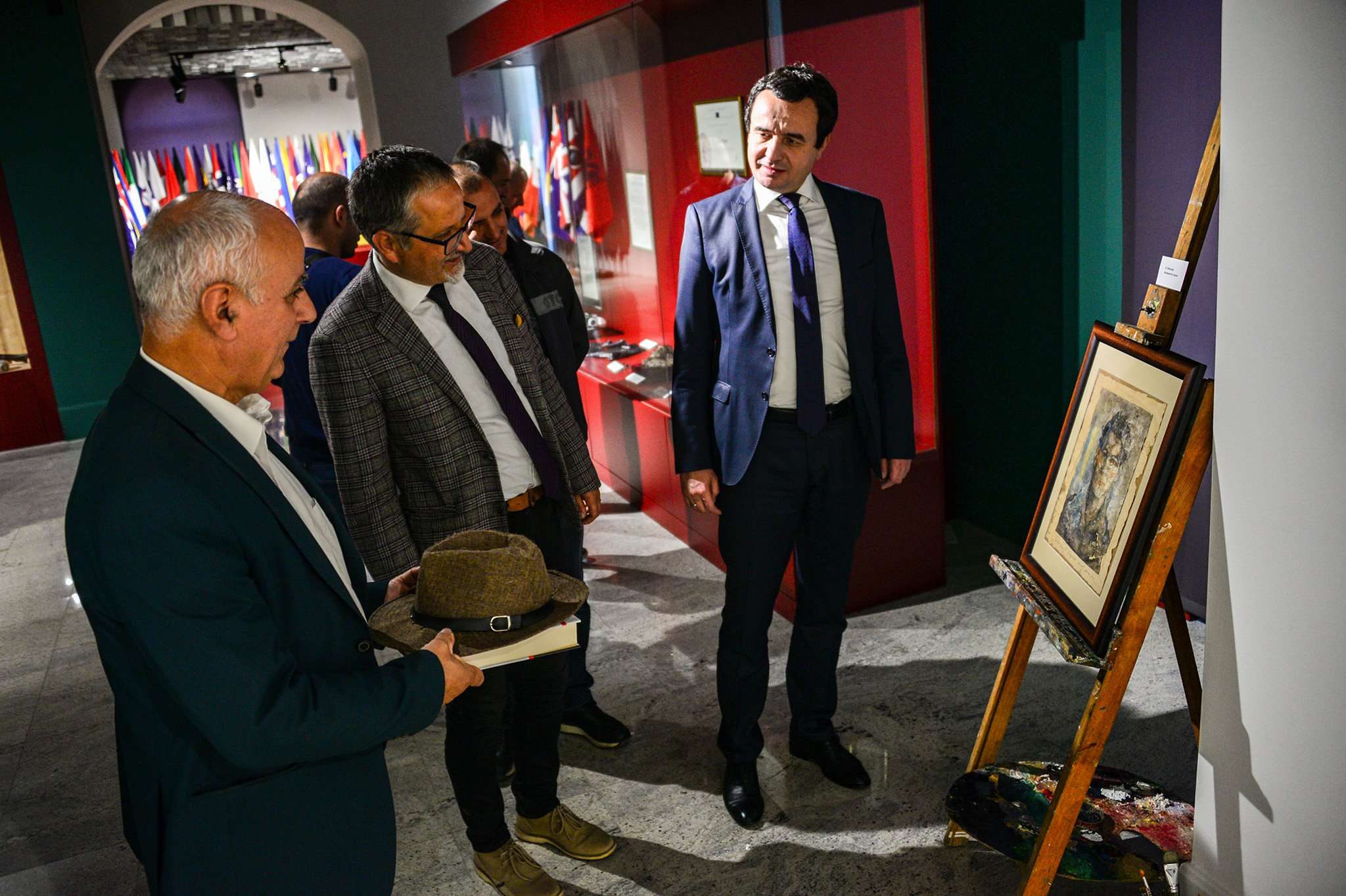 Albin Kurti viziton ekspozitën e piktorit Emrush Xhemajli (FOTO)