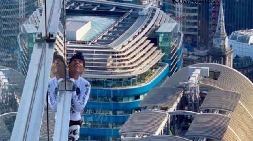 “Spider-mani francez” arrestohet pas ngjitjes në kullën e lartë në Londër (VIDEO)