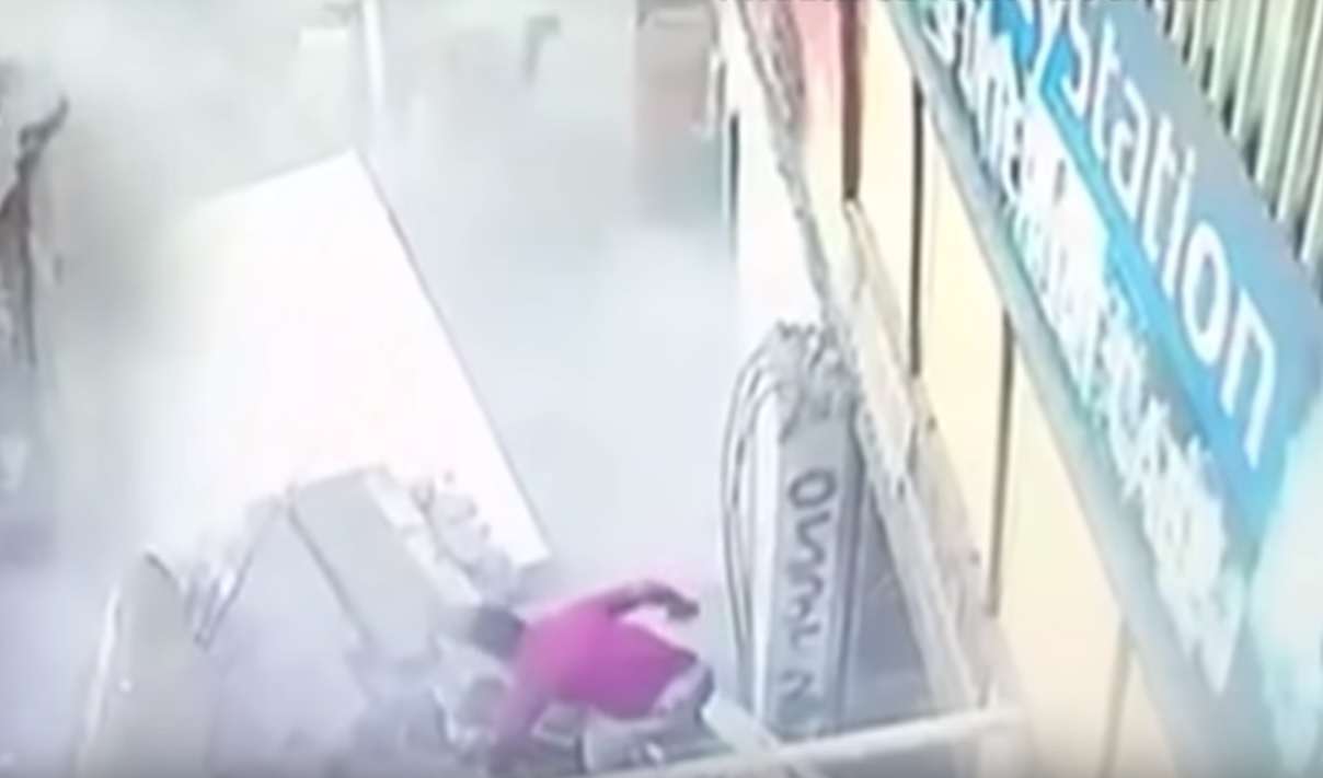 Shembet trotuari në Turqi, gëlltit dy gra (VIDEO)