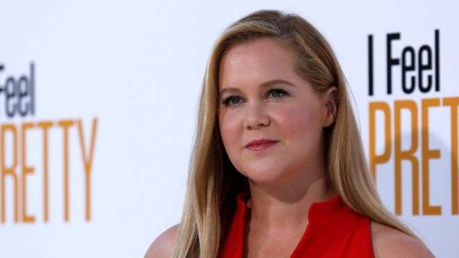 Amy Schumer bëhet nënë për herë të parë (FOTO)