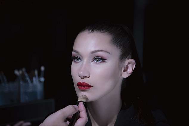 Gigi Hadid sjell ide të re për grimet e Halloween! (VIDEO)