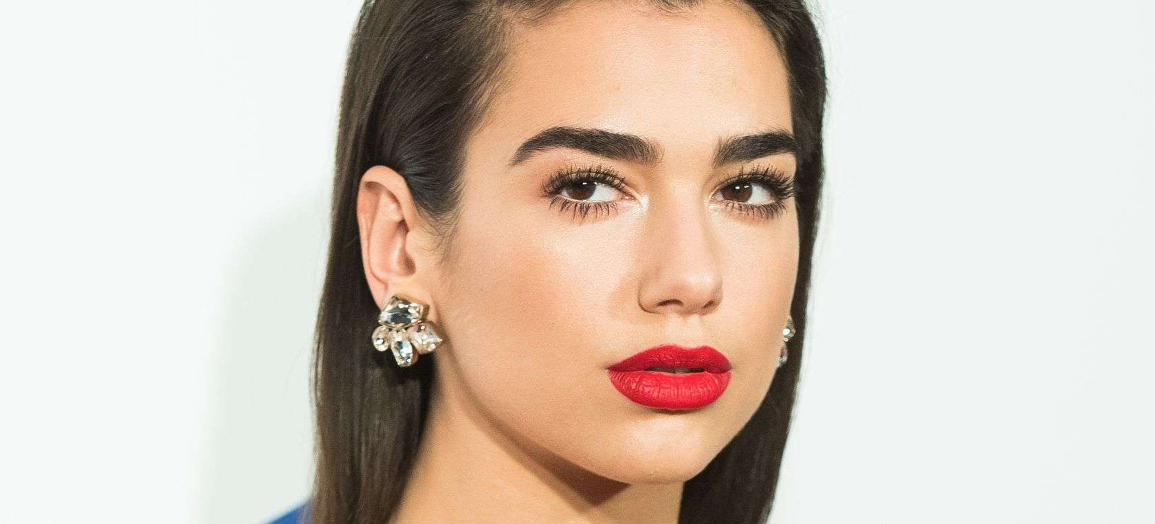 Pranë pasqyrës, Dua Lipa shfaq linjat! (FOTO)