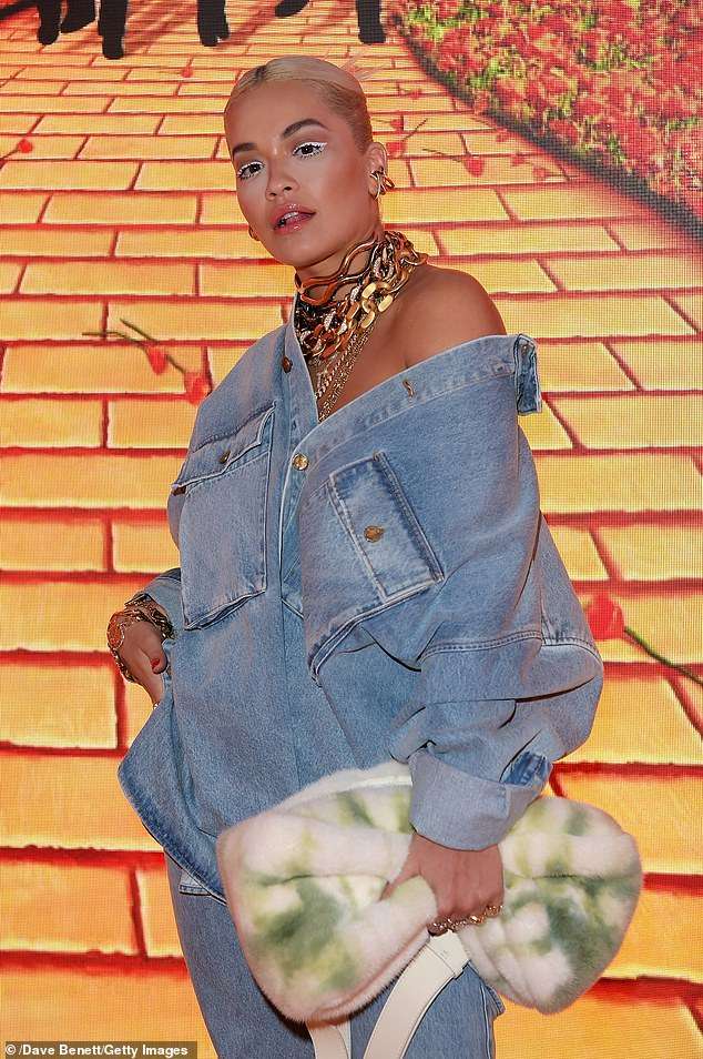 Rita Ora pamëshirshëm shfaqet mahnitëse në eventin e Louis Vuitton!