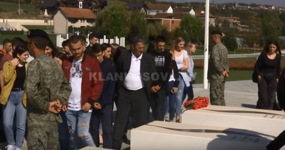 Nxënësit preshevarë vizitojnë Kosovën (VIDEO)