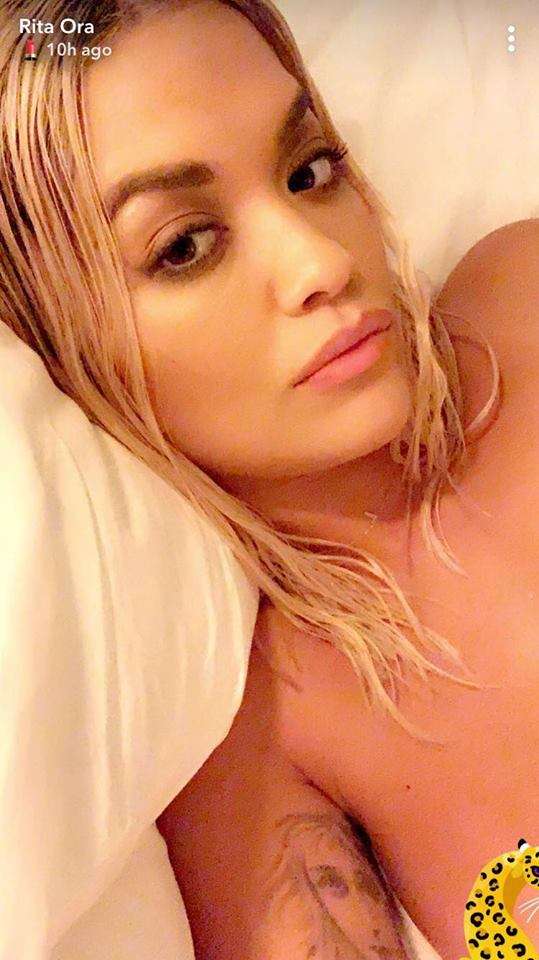 Rita Ora e zhveshur përshëndet nga shtrati! (FOTO)