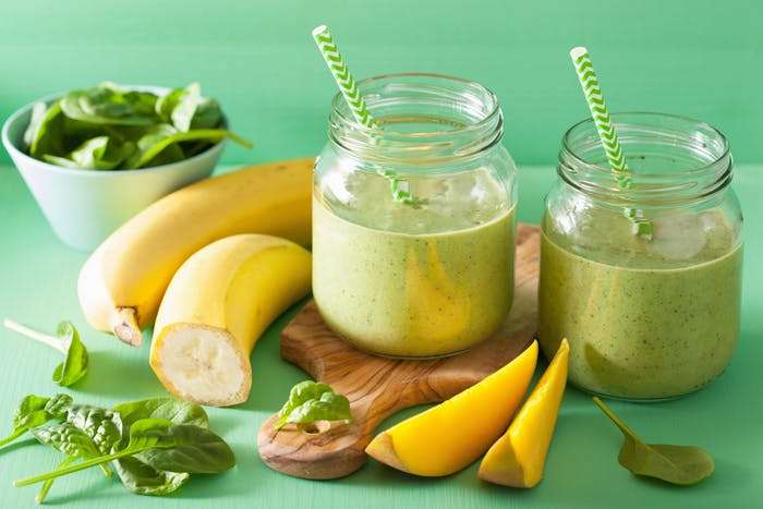 Banane, mjaltë dhe spinaq për mëngjes