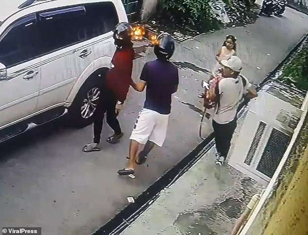 Tetëvjeçarja e guximshme, përleshet me të armatosurit që i sulmuan babain (VIDEO)